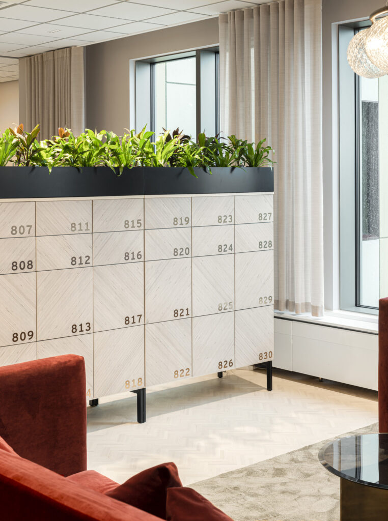 Automated electronic lockers for businesses