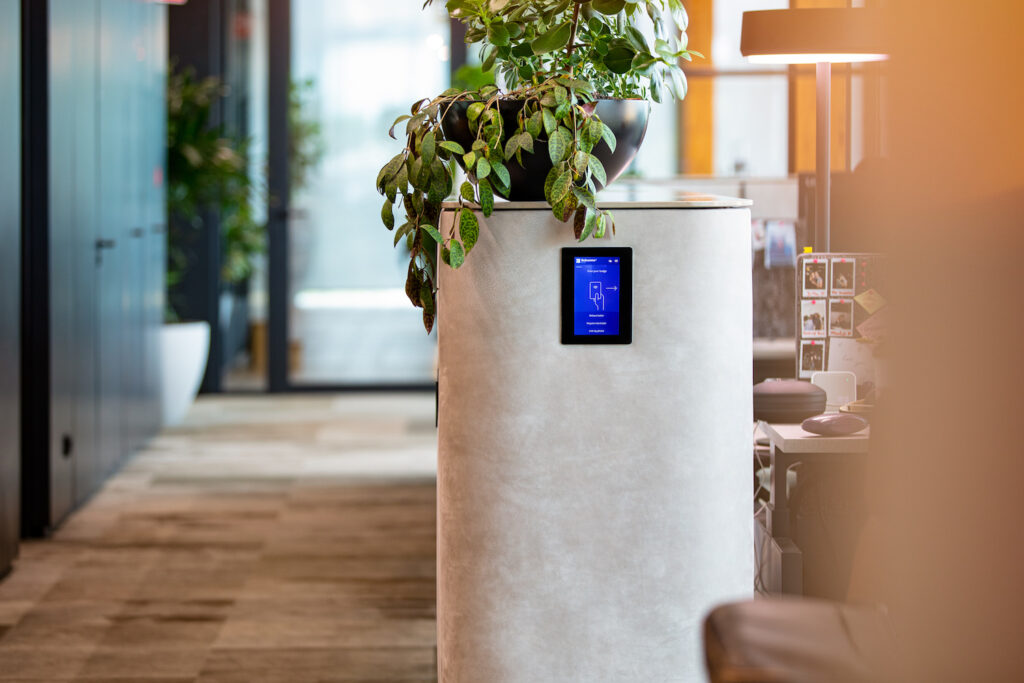 Smart lockers for flexible workplaces