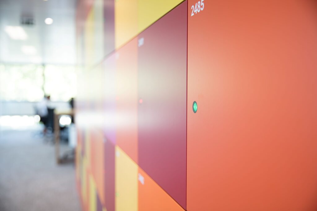 Smart lockers in een moderne kantooromgeving